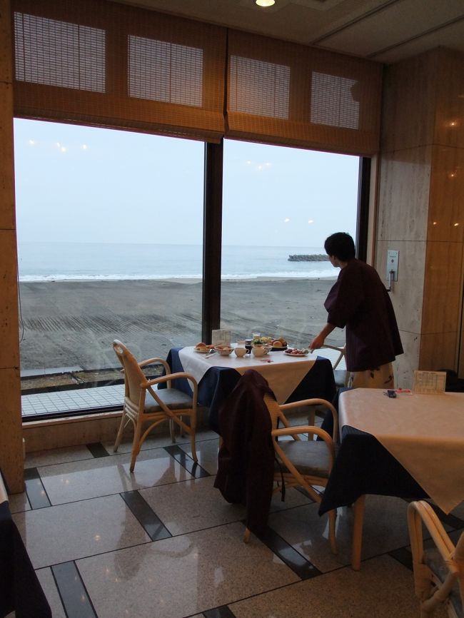 おはようございま〜す。<br /><br />朝はブッフェ形式です。<br />一階の和洋食と二階の和食と二ヶ所ありましたが<br />二階の和食＋洋食って感じだで<br />内容が多彩だったので、一階にしました。<br />砂浜が目の前で気持ちの良い朝食会場でした。<br /><br />写っているのは隣のテーブルの方ですが<br />浴衣を着ていますよね？<br />これは外出用の浴衣なんです。<br />ここのホテルでは一人二着の浴衣が与えられ<br />一着は外出用で、もう一着は就寝用です。<br />そして更に使い捨ての足袋まで用意されていました。<br />まぁ、足袋と言っても<br />ストッキングのような素材の物ですが<br />それでもこれらは嬉しいサービスですよね〜！