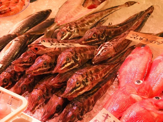 八角という魚だそうです。<br /><br />ここには捕れたての新鮮な魚介や<br />珍しい魚がたくさん売られています。<br />ただしちょっお値段は高目かも…。<br />その代わり質は大変高いです。<br />朝市は観光客しか行かないけど<br />ここの市場には料亭や寿司屋の方も<br />買いに来るとのことです。