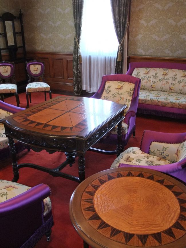 御座所の調度品。<br /><br />皇族専用の部屋なので<br />とても贅沢な造りです。