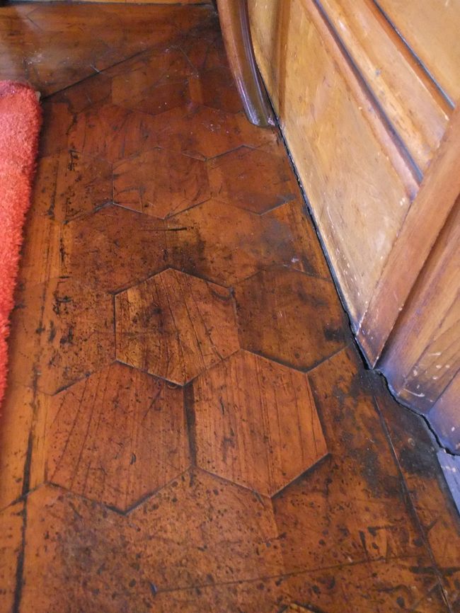 御座所の床。<br /><br />寄木張りなのかな？