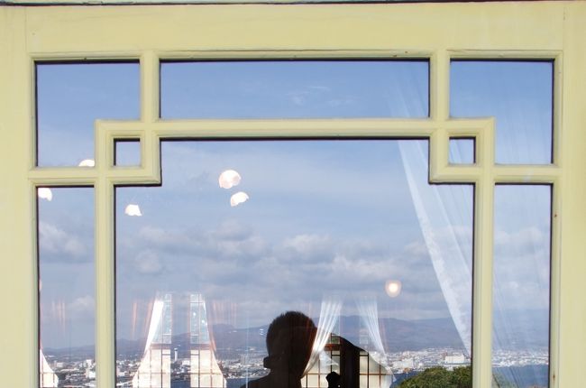 窓に映る空と海と私