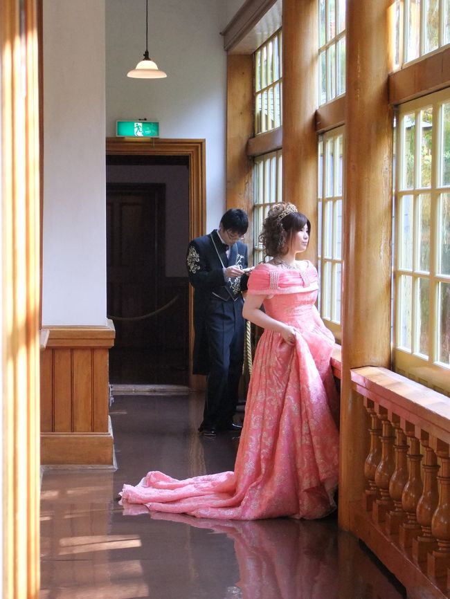 素敵なお姫様がいらっしゃいました。<br />雇ったモデルに<br />ポーズを取ってもらった訳ではなく<br />ここの「ハイカラ衣装館」で<br />ドレスを借りたカップルが<br />たまたま歩いていただけです(^^;<br />でもポーズも様になって<br />本当に素敵でしたよ〜♪