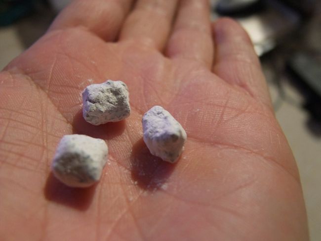 これが乳香です。<br />樹木の樹脂で、香炭の上に置いて使います。<br />この乳香はギリシャの修道院で<br />作られた物なんだそうです。