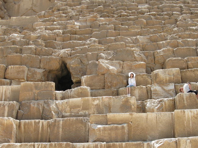 クフ王のピラミッド　入場しました<br /><br />中は恐ろしく　暑い…