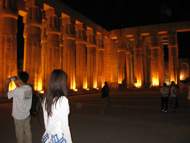 ライトアップされたルクソール神殿<br /><br />夜になると少しは涼しくなりました