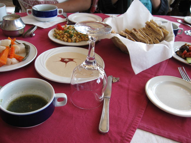 舟でナイル川中洲のレストランへ<br /><br />モロヘイヤのスープが特においしかった★<br /><br />