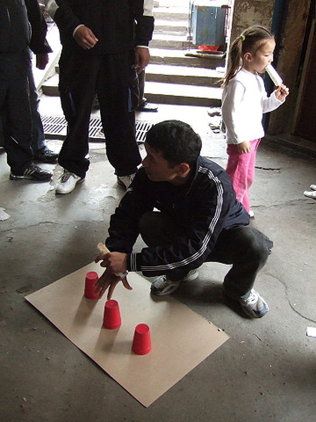 ビシュケク市内の地下道で。どのコップの下にボールが入ってるか、というゲーム。ここでいきなり現地の言葉も分からない私のアイボーＮの血が騒いだのか、お金をかけて参戦（女にしておくのは惜しい度胸）。結局おっちゃんのほうが一枚上手で50ドル負けてしまいました・・・