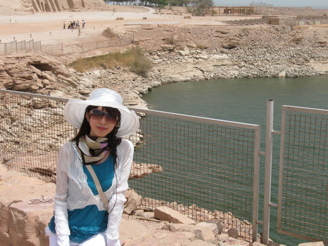 現在のアブシンベルは水没を逃れるため移築されたものです。<br /><br />本来はこの水の中の位置にあったそうです。<br /><br />今回の旅行の中でも、アブシンベルは殊のほか灼熱地獄で、日差しも強くサングラスなしではまともに目を開いていられない状況でした。<br /><br />この旅行に際し、日本からもサングラスを持っていきましたが、旅程三日目にしてうっかりサングラスを落として割ってしまい、急遽新たにサングラスを現地調達しました。<br /><br />写真のグラスはアスワンのスーク(市場)で、２ドルで買ったものですが、非常に役に立ちました。<br />店主いわく、メーカー品でよいものだそうです(全く信じていませんが笑)。<br /><br />しかしこのサングラスは後々までとても重宝し、別の旅行のお供にもなったので、２ドルで買い叩いたのは申し訳なかったかな？と思います　汗<br /><br /><br />