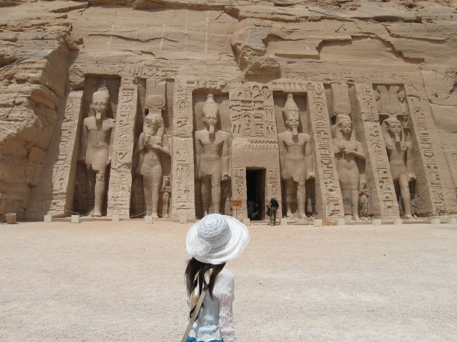 アブシンベル小神殿<br /><br />ネフェルタリのために作られたそうです。<br />しかもアブシンベル大神殿よりも先に作られました。