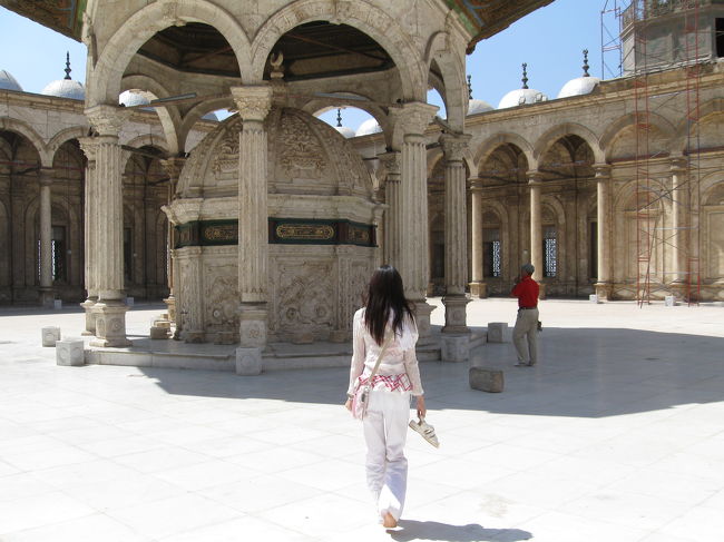 モハメド・アリ・モスク<br /><br />ここでは靴を脱ぎます<br /><br />肌を露出した服装の人は緑色の布を巻きつけられていました。<br /><br />前を歩いているのは現地ガイドの方。<br />とても丁寧な説明で、楽しい旅になりました。