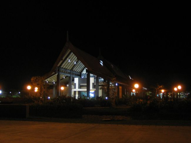 ハノイを後にして、飛行機でシェムリアップへ。<br />すっかり夜です。