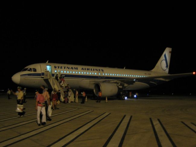 飛行機から降りて、建物まで歩きます(笑)