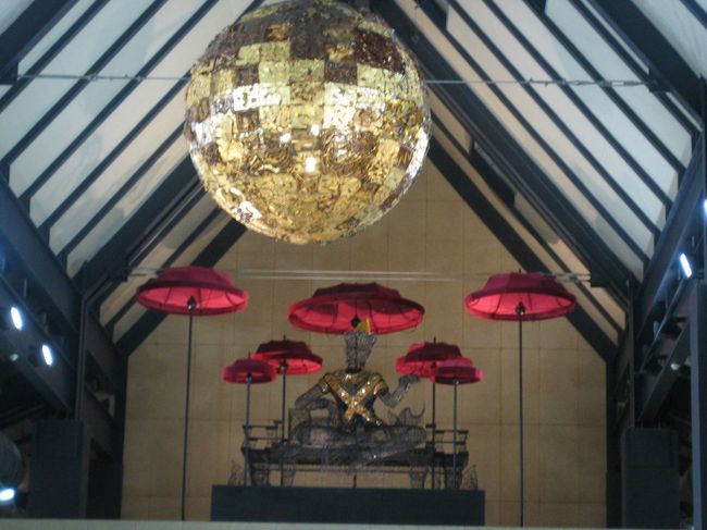 新しくできたところらしく、すごくきれいです。<br />天井部分には、仏像やミラーボールらしきものが。<br />