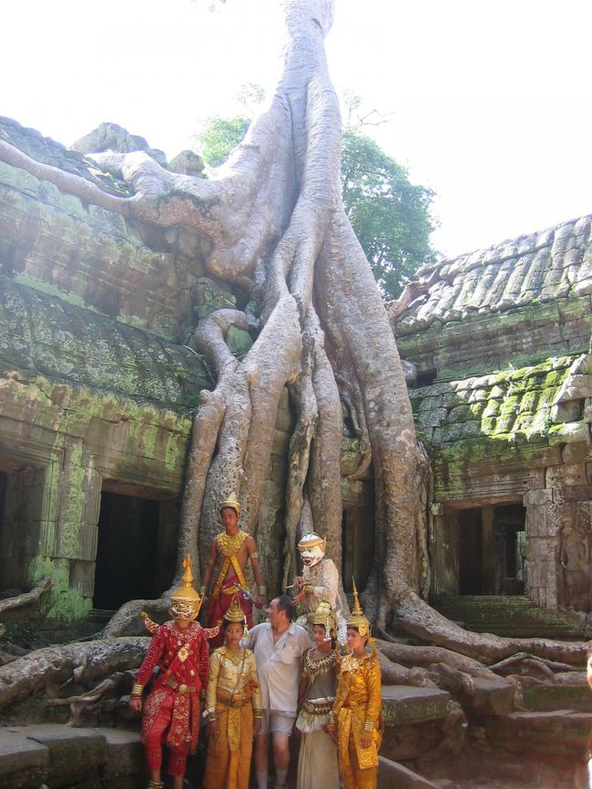 ガジュマルの木が寺院を崩しています。<br /><br />（民族衣装を身に付けた人たちを勝手に取っちゃいました。知らない人映ってますね。すみません。）