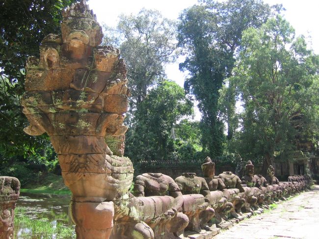 続いては『プリア・カン』。<br /><br />こちらはナーガを引き合う神々（神々の像の頭部は崩壊している）<br />