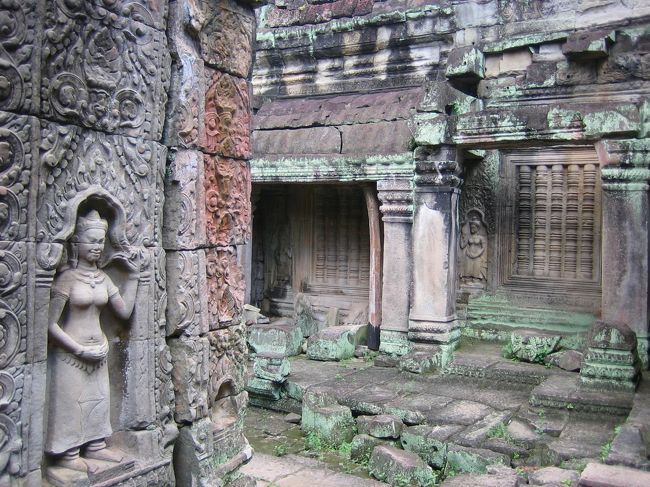 プリア・カンは「聖なる剣」という意味で、チャンパ軍との戦いで勝利を記念して建設されたものです。碑文には、当時は１０万人近くの人々がここで働き、踊り子も数千人いたと記されています。内部は小さい僧院や小堂、回廊が複雑に配置されています。アンコール遺跡では珍しい円柱状の柱と、二層構造の建造物が有名です。<br />（カンボジア政府観光局HPより）<br /><br />