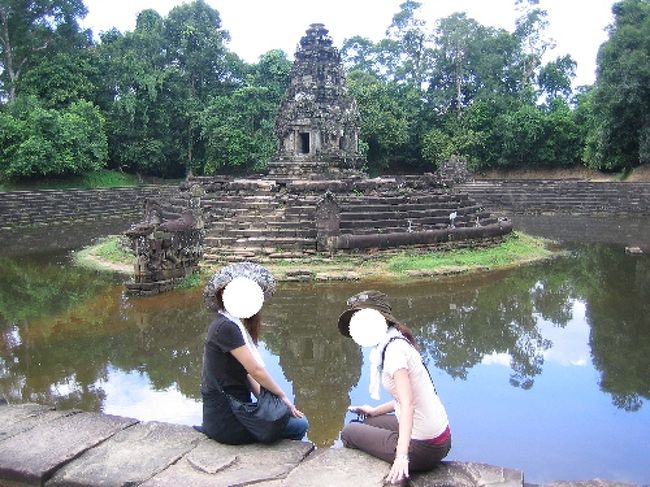 つづいて『ニアック・ポアン』へ。<br /><br />ニアック・ポアンは「絡み合う蛇」という意味です。その名の通 り中央の基壇に二匹の蛇が取り巻いています。ジャヤヴァルマン七世が人々の病気の治癒のために造った沐浴場として造られました。<br />(カンボジア政府観光局HPより）