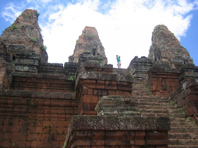 続いて『プレ・ループ』へ<br /><br />プレ・ループはピラミッド型寺院で、３層の基壇は紅色砂岩で造られ、上部には５つの祠堂があります。祠堂は風雨と太陽の日差しを直に受けており、風化し、崩れかけていますが、基壇の紅色との対比が美しく崇高な雰囲気が漂っています。伽藍と東門の間には石槽が置かれ、ここで死者を荼毘に付していたと言われています。<br />（カンボジア政府観光局HPより）