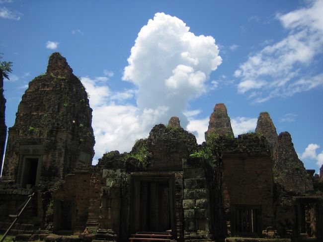 抜けるような青空に、重厚な建造物が生えます。