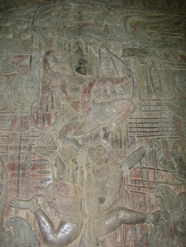 アンコールワットには中央の建物の周りに<br />第一回廊と第二回廊があり、<br /><br />第一回廊の周りには<br /><br />マハーバーラタ<br />ラーマーヤーナ<br />スーリヤヴァルマン二世の行軍<br />乳海攪拌<br /><br />以上４つを描いた壁画があります。<br /><br />