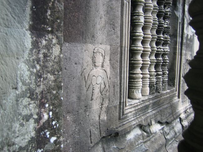 彫りかけのデヴァダー像。<br />めずらしいですね。