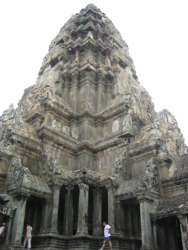 第二回廊をとおり、９０度近くありそうな<br />階段を上ると（降りるのが大変・・）<br />中央祠堂があります。