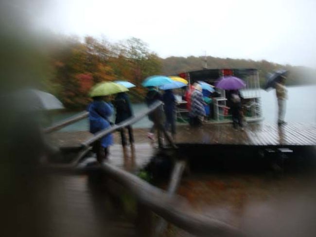 ←プリトヴィッツェ湖群国立公園<br /><br />P3地点のレストランで雨宿りしながら、つかの間の休憩です。ここにはトイレの他、温かい飲み物等も売っていますが、私と娘は持参のマイ水筒の熱いお茶を飲みました。<br />日本から持参した湯沸かしポットを利用して、朝ホテルの部屋で用意したほうじ茶が冷え切った身体をあたためてくれました。<br />・・・と、いきなりブレーカーが落ちたのか室内が停電。従業員も驚いた表情ですが、混乱はありませんでした。<br /><br />さて、午後3時45分発のフェリーに乗り込みます。<br />