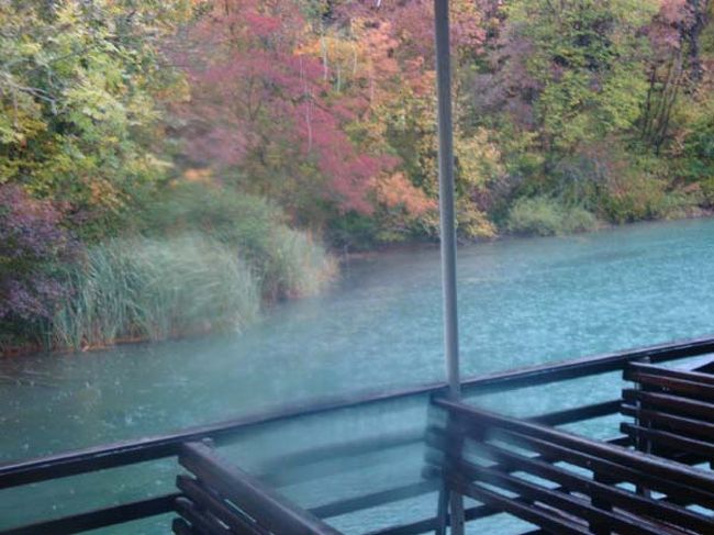 ←プリトヴィッツェ湖群国立公園（コジャック湖のフェリー）<br /><br />コジャック湖は、園内最大の湖で全長2.3キロ、最深は46メートルあります。元は異なる2つの湖だったのが間の堰堤が崩れて1つになったそうです。