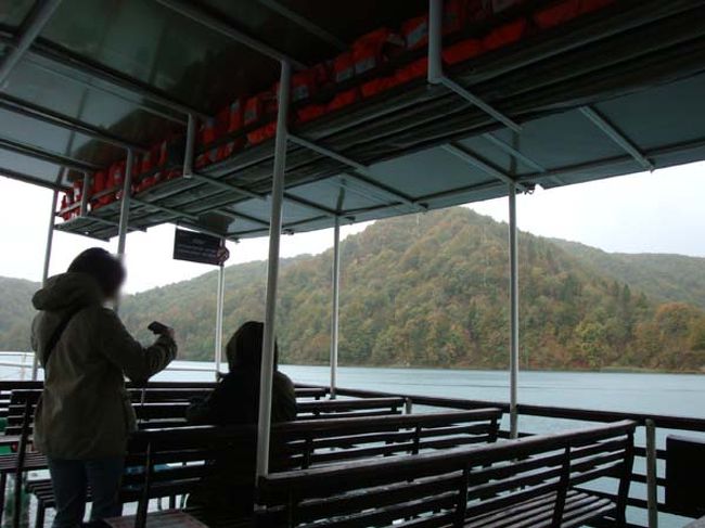 ←プリトヴィッツェ湖群国立公園（コジャック湖のフェリー）<br />天井には赤い救命胴衣も積んであります。<br /><br />天気が良ければ、遊覧船でゆっくり紅葉見物といったところです。