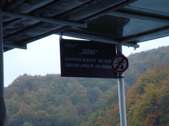 ←プリトヴィッツェ湖群国立公園（コジャック湖のフェリー）<br /><br />このフェリーの愛称は、「SEDRA号」、乗船定員は最大100名とあります。<br /><br />入園者の多い時期には、満員で乗れないこともあるようですが我々のグループ以外の乗客は数えるほどで殆ど貸し切り状態。