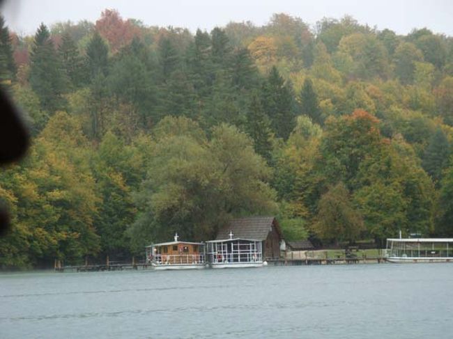 ←プリトヴィッツェ湖群国立公園（コジャック湖のフェリー）<br /><br />乗船して20分ほどで、前方にP2の乗船場がみえてきました。<br /><br />私と娘を含む13名は、現地ガイドと一緒にここから、上湖群のハイキングに向かいますが、残りの人達は、添乗員さんと一緒に先にホテルにむかうことになりました。<br />