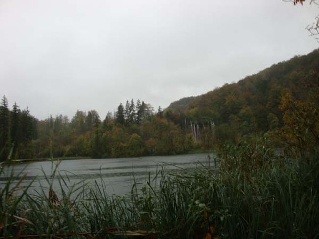 ←プリトヴィッツェ湖群国立公園（上湖群）<br /><br />正面に小さな滝が見えます。<br /><br />上湖を歩き出して約15分。この写真を撮影したあとで、手のひらで温めながら撮影してきたデジカメのバッテリーが寒さでダウン・・・