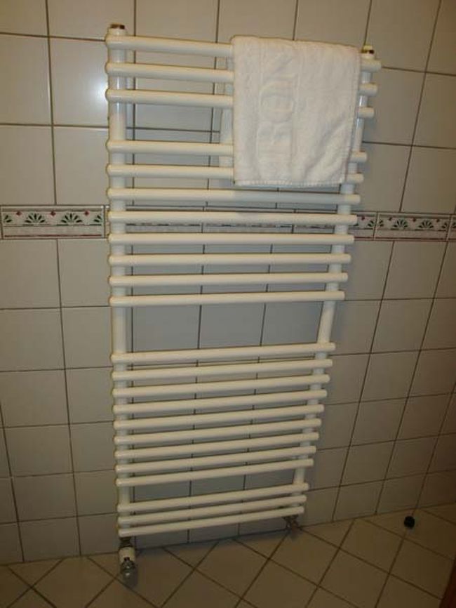 ←浴室のオイルヒーター<br /><br />リエカのホテルをはじめクロアチアで宿泊したホテルの浴室にはオイルヒーターがありました。<br /><br />自分たちの部屋に入るとまずぬれた衣類等の着替え。<br />部屋のオイルヒーターと浴室のオイルヒーターがぬれたものの乾燥に大活躍。<br />中まで水浸しになったスニーカーを乾かすのに、持っていた雑誌をちぎって詰めたりしましたが、新聞紙を持っていけば良かった・・・