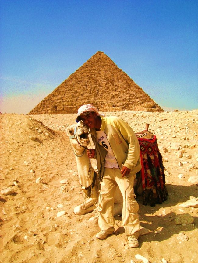 ピラミッドの前で