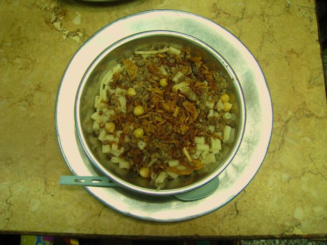 パスタと米を混ぜて、その上に色々かけて、フレッシュレモンを絞っていただく。まずそうだけど、意外にやみつきになってしまった。