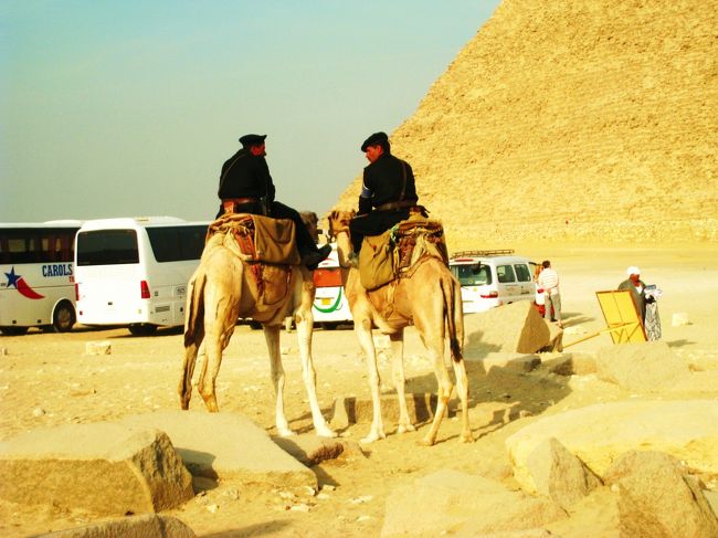 ピラミッドの回りを警護している警察