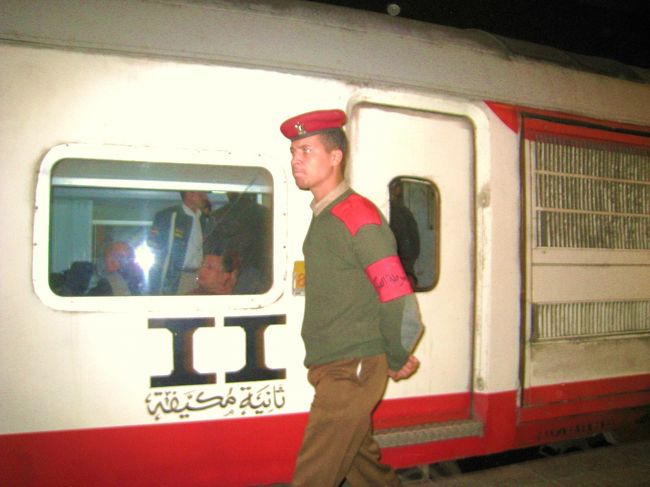 アスワンに向かう列車と車掌さん