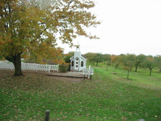 車窓からの撮影ですが、世界一小さな教会です。ガイドの説明では６名入れるとのこと。 