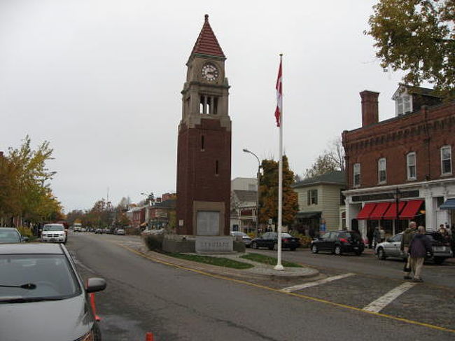 ナイアガラ・オン・ザ・レイクの街並み。時計台が印象的