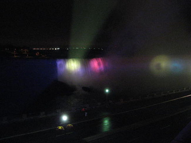 カラフルに彩色されたカナダ滝