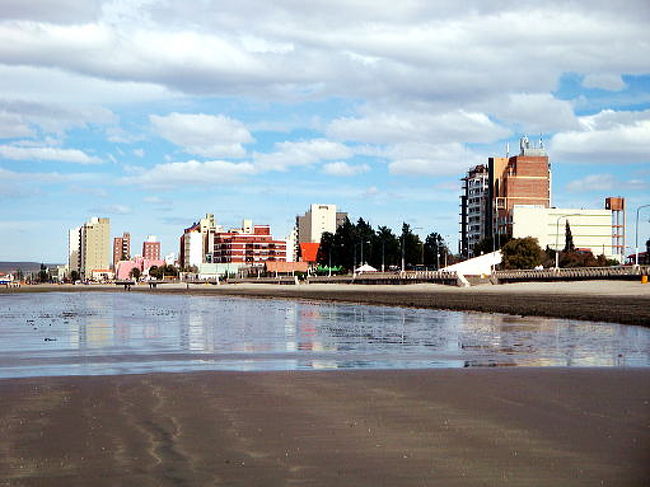 砂浜に沿ってホテルなどが建っています。<br />