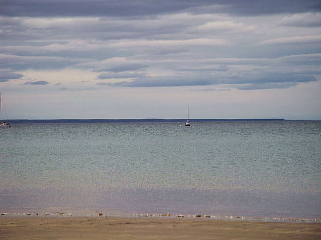 砂浜の違う方向。<br />標高が低いので分かりにくいですが、バルデス半島が見えます。<br /><br />