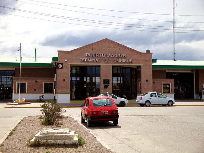 プエルト・マドリンのバスターミナル。<br />明日、このバスターミナルから３２００キロ北にあるイグアスの街へ移動予定です。<br /><br />