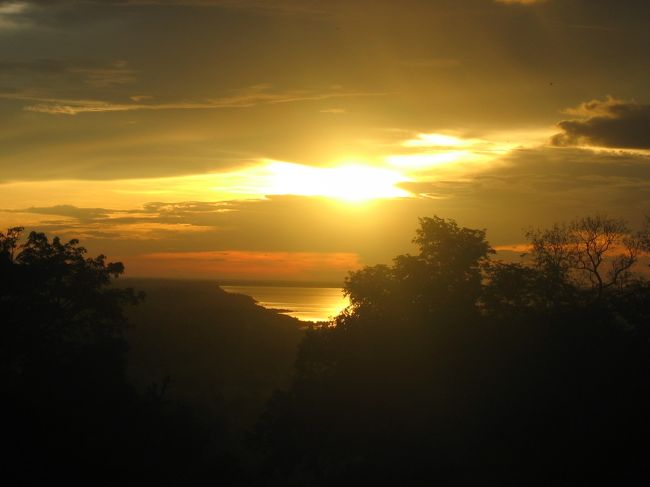 プノンバケンに移動し、サンセットを見ました。<br />きれいに見えました〜〜〜<br />