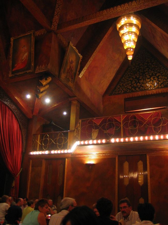 サンセットを満喫した後は<br />ディナーへ。<br />とってもエキゾチックな雰囲気のある<br />レストランへ。