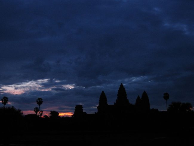 翌日は夜明け前に起きて<br />サンライズをアンコールワットで見ます。<br />深いブルーに彩られた夜明け前のアンコールワット。