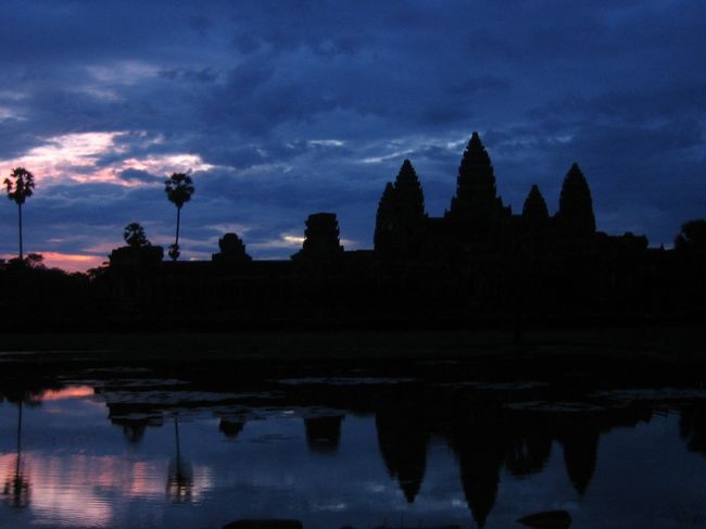 水面に映るアンコールワット。<br />美しいですね〜〜〜