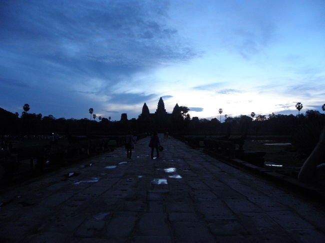 アンコールワットでの日の出・・・<br /><br />このシルエット、ものすごくステキ。<br /><br />神々しい雰囲気たっぷりでした。