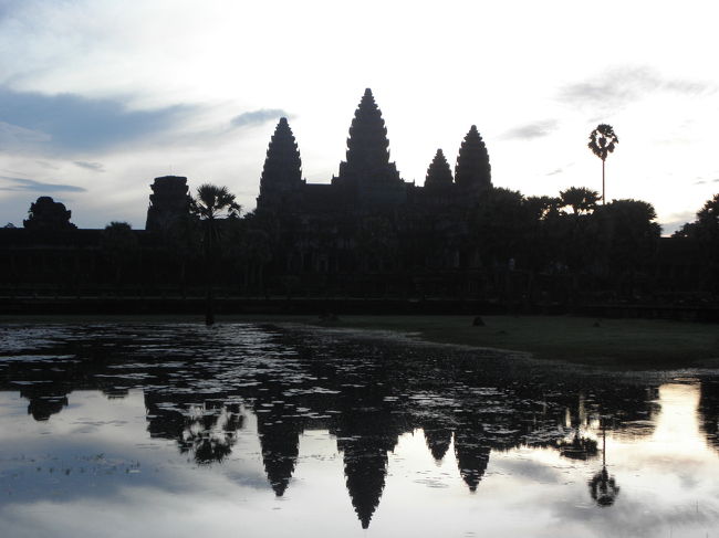 手前の池にうつったアンコールワット。<br /><br />美しいです。。