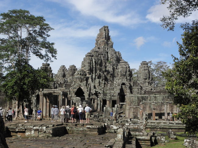 出ましたぁー！！<br /><br />アンコールトム　バイヨン。<br /><br />世界遺産に手で触れたり、中に入ったり出来るって<br />すごいことだよね。